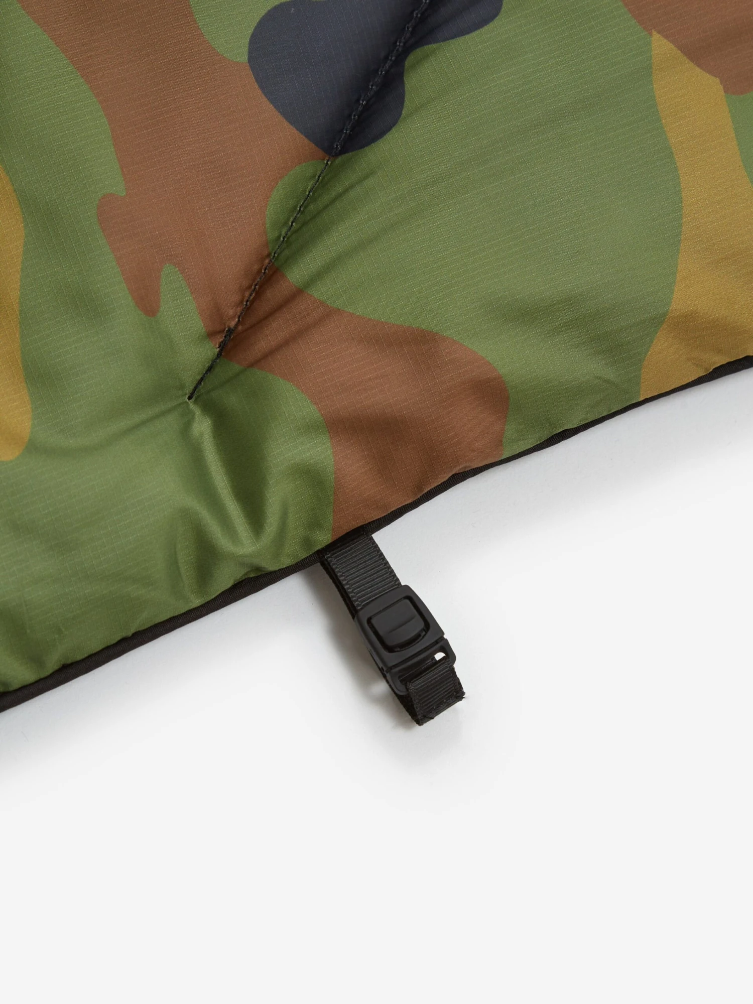 RUMPL The Original Puffy Blanket - Woodland Camo 7 RUMPL The Original Puffy Blanket - Woodland Camo - Image 5